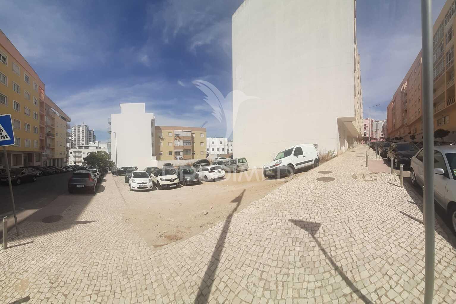 Terreno em zona central de setúbal, para construção de edifício de r/c e 5 andares c./ 3 andares para garagens.