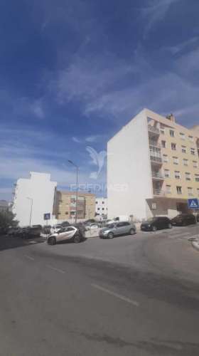 Terreno em zona central de setúbal, para construção de edifício de r/c e 5 andares c./ 3 andares para garagens.
