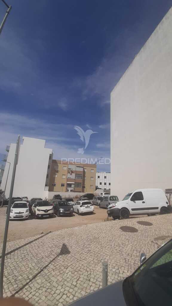 Terreno em zona central de setúbal, para construção de edifício de r/c e 5 andares c./ 3 andares para garagens.