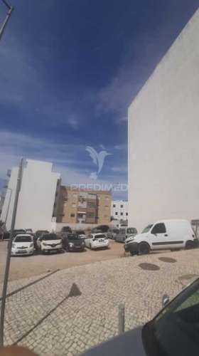 Terreno em zona central de setúbal, para construção de edifício de r/c e 5 andares c./ 3 andares para garagens.