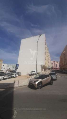 Terreno em zona central de setúbal, para construção de edifício de r/c e 5 andares c./ 3 andares para garagens.