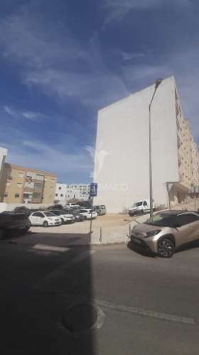 Terreno em zona central de setúbal, para construção de edifício de r/c e 5 andares c./ 3 andares para garagens.