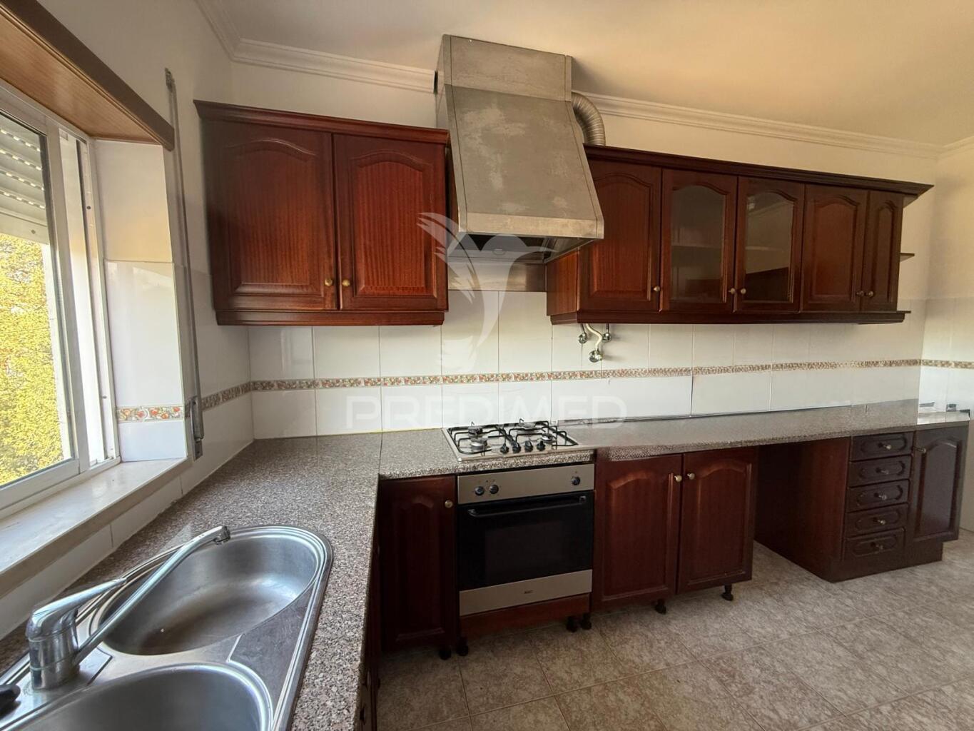 Apartamento t3 renovado com garagem – amiais de cima, santarém