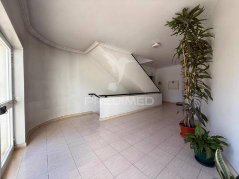 Apartamento t3 renovado com garagem – amiais de cima, santarém