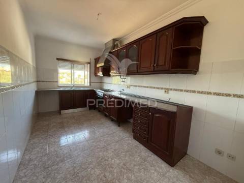 Apartamento t3 renovado com garagem – amiais de cima, santarém