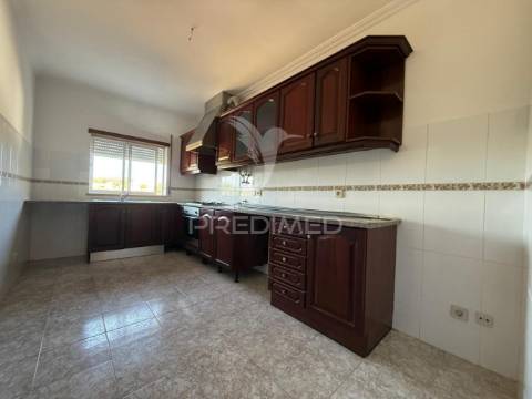Apartamento t3 renovado com garagem – amiais de cima, santarém