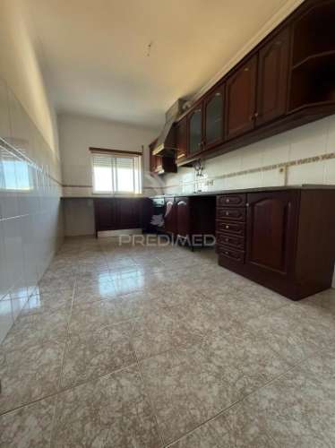 Apartamento t3 renovado com garagem – amiais de cima, santarém