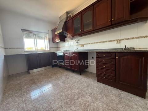 Apartamento t3 renovado com garagem – amiais de cima, santarém