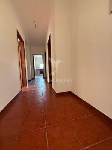 Apartamento t3 renovado com garagem – amiais de cima, santarém