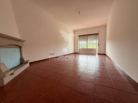 Apartamento t3 renovado com garagem – amiais de cima, santarém