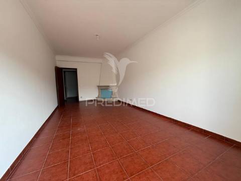 Apartamento t3 renovado com garagem – amiais de cima, santarém