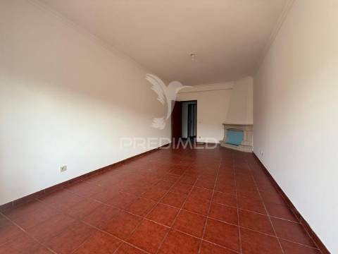 Apartamento t3 renovado com garagem – amiais de cima, santarém