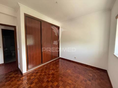 Apartamento t3 renovado com garagem – amiais de cima, santarém