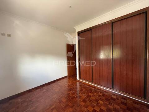 Apartamento t3 renovado com garagem – amiais de cima, santarém