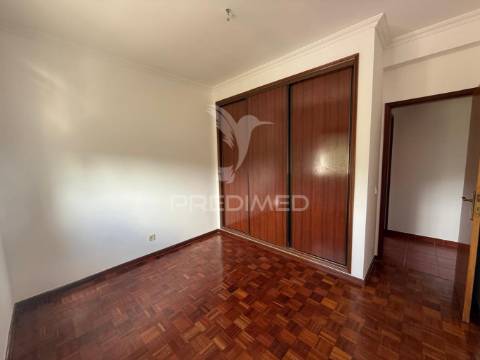 Apartamento t3 renovado com garagem – amiais de cima, santarém