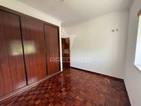 Apartamento t3 renovado com garagem – amiais de cima, santarém