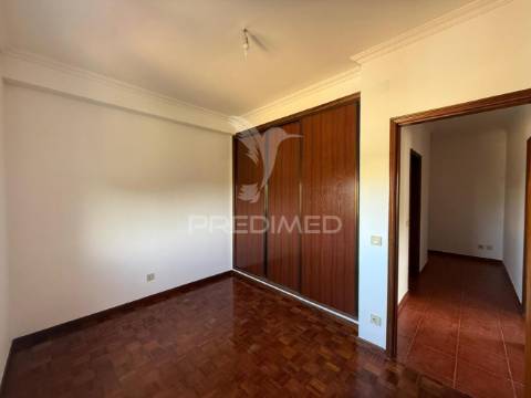 Apartamento t3 renovado com garagem – amiais de cima, santarém