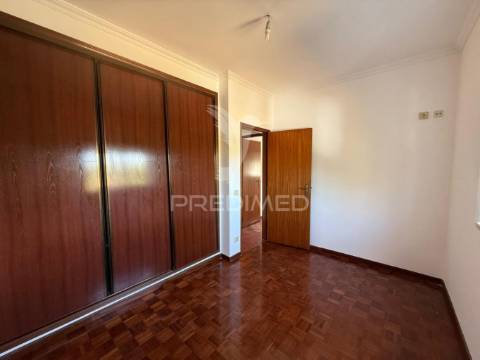 Apartamento t3 renovado com garagem – amiais de cima, santarém