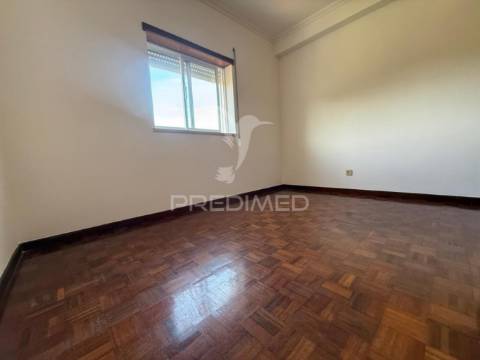 Apartamento t3 renovado com garagem – amiais de cima, santarém