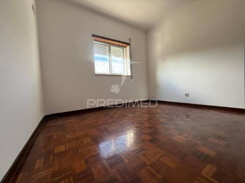 Apartamento t3 renovado com garagem – amiais de cima, santarém