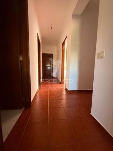 Apartamento t3 renovado com garagem – amiais de cima, santarém