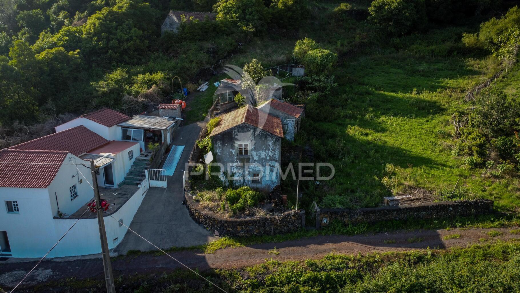 Propriedade para recuperar com quintal – freguesia da urzelina