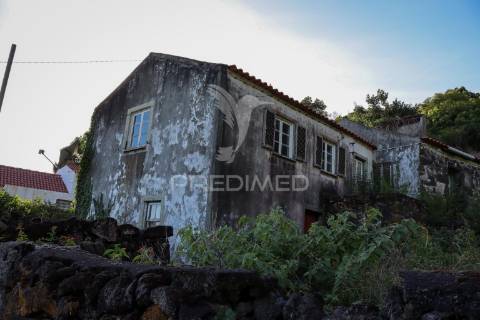 Propriedade para recuperar com quintal – freguesia da urzelina