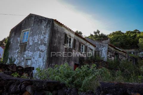 Propriedade para recuperar com quintal – freguesia da urzelina