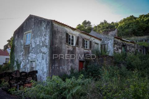 Propriedade para recuperar com quintal – freguesia da urzelina