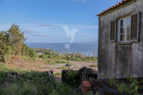 Propriedade para recuperar com quintal – freguesia da urzelina