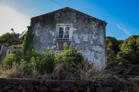 Propriedade para recuperar com quintal – freguesia da urzelina