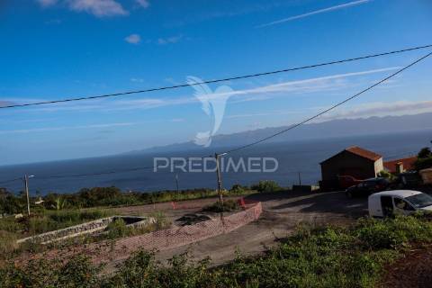 Propriedade para recuperar com quintal – freguesia da urzelina