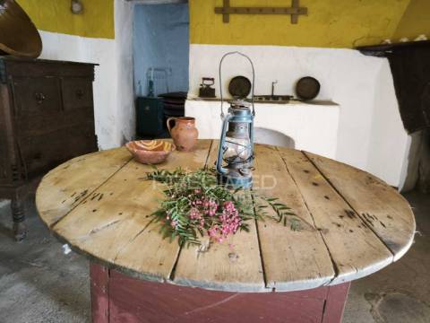 Casa tipicamente alentejana (para restaurar) com 2 quartos
