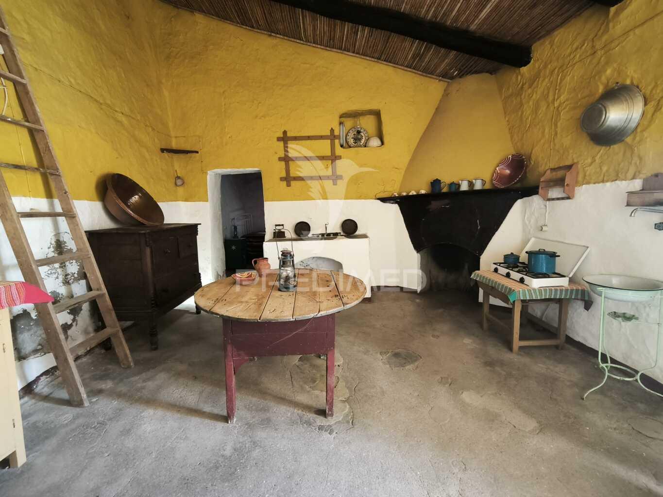 Casa tipicamente alentejana (para restaurar) com 2 quartos e terreno com 145m2