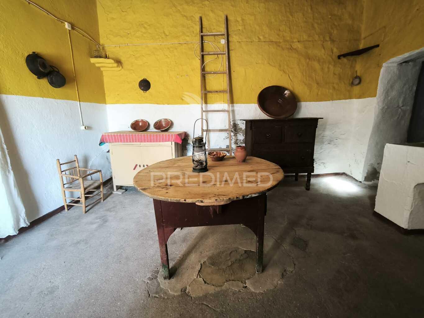 Casa tipicamente alentejana (para restaurar) com 2 quartos e terreno com 145m2