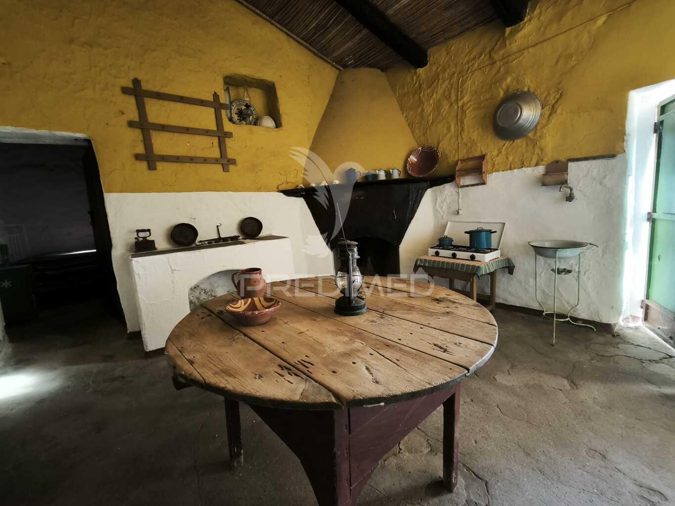 Casa tipicamente alentejana (para restaurar) com 2 quartos e terreno com 145m2