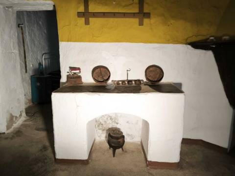 Casa tipicamente alentejana (para restaurar) com 2 quartos