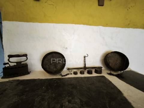 Casa tipicamente alentejana (para restaurar) com 2 quartos