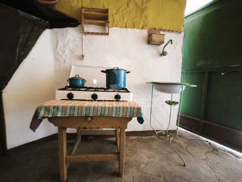 Casa tipicamente alentejana (para restaurar) com 2 quartos