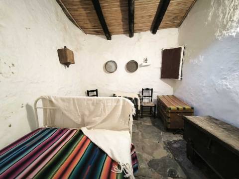 Casa tipicamente alentejana (para restaurar) com 2 quartos