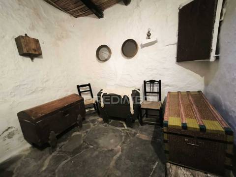 Casa tipicamente alentejana (para restaurar) com 2 quartos