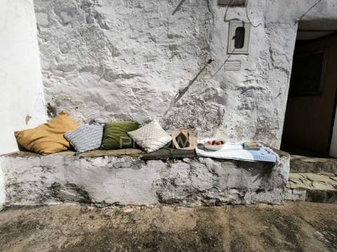 Casa tipicamente alentejana (para restaurar) com 2 quartos