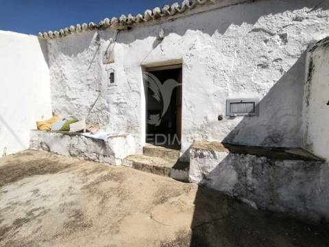 Casa tipicamente alentejana (para restaurar) com 2 quartos