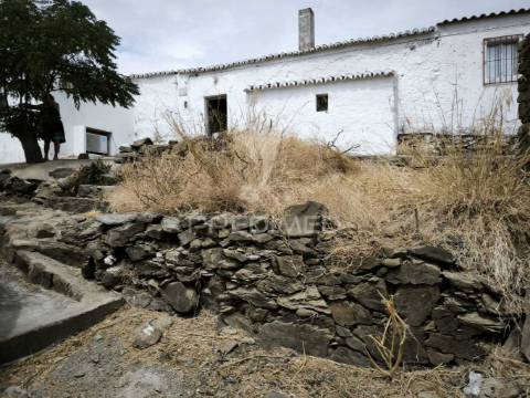 Casa tipicamente alentejana (para restaurar) com 2 quartos