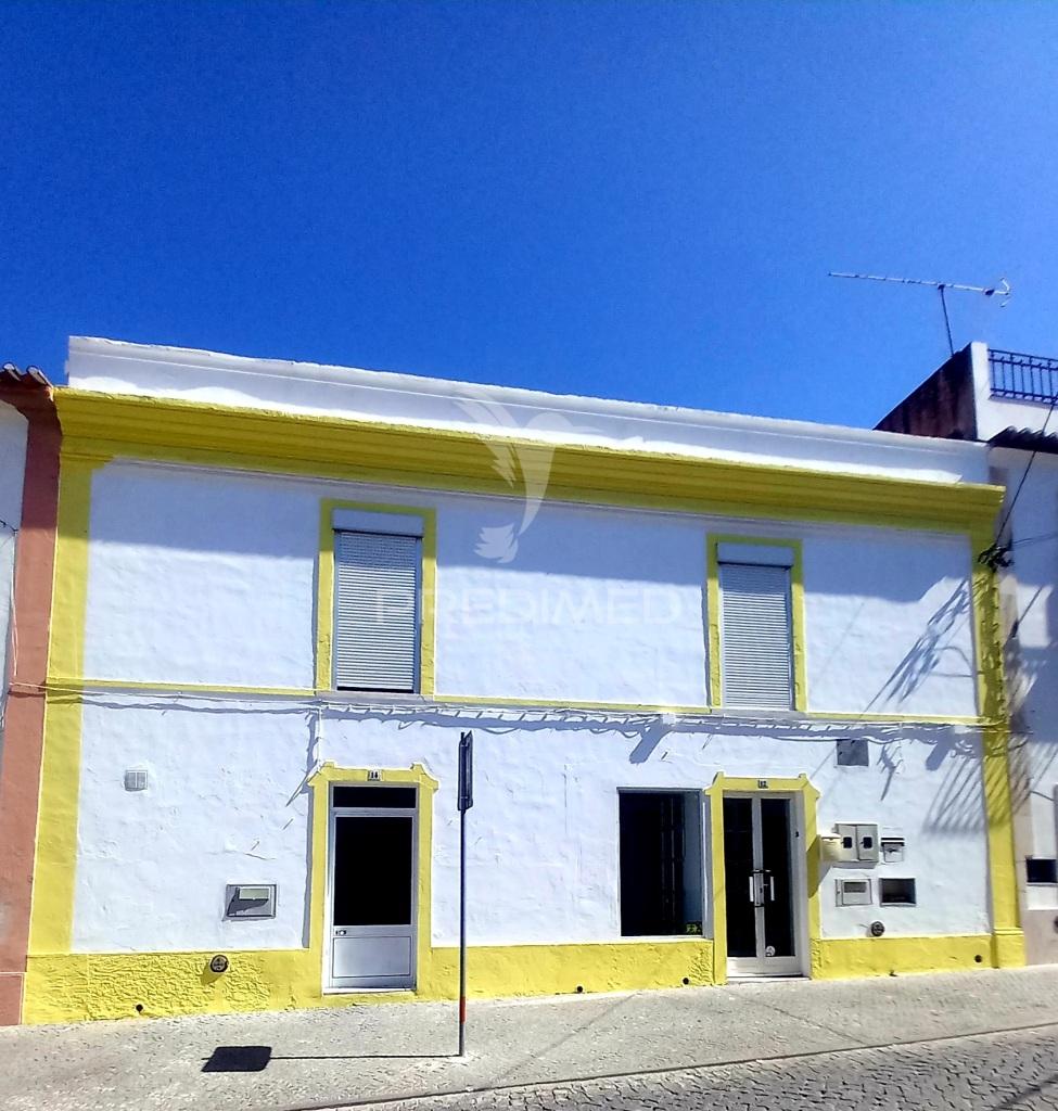 Moradia com 2 espaços comerciais em redondo