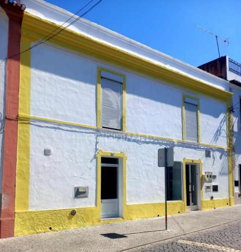 Moradia com 2 espaços comerciais em redondo