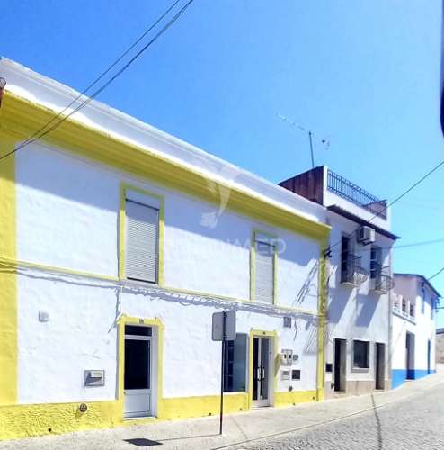 Moradia com 2 espaços comerciais em redondo