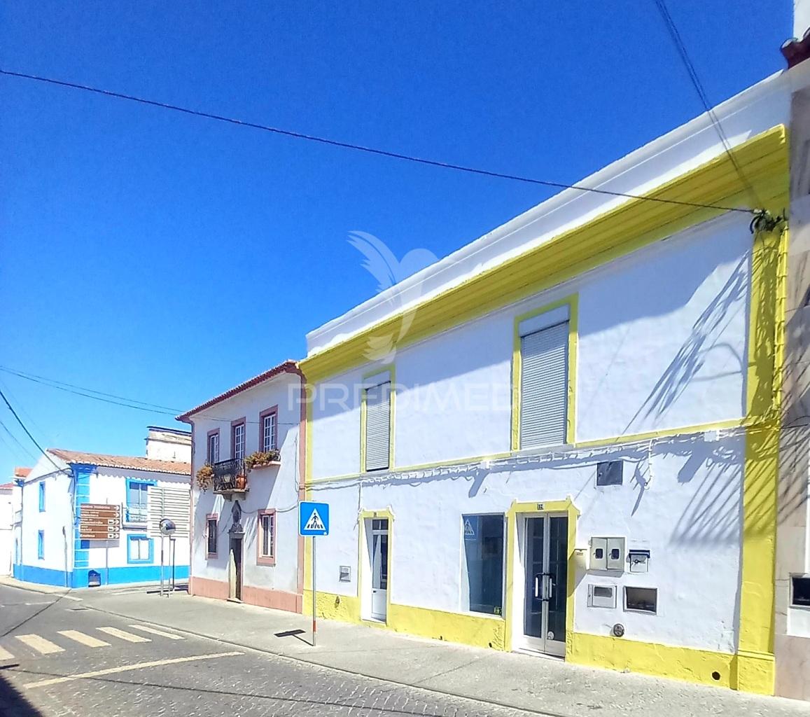 Moradia com 2 espaços comerciais em redondo