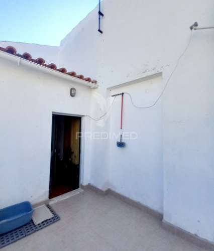 Moradia com 2 espaços comerciais em redondo