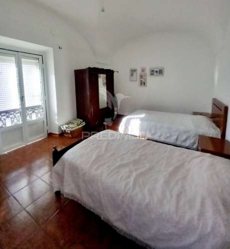 Moradia com 2 espaços comerciais em redondo